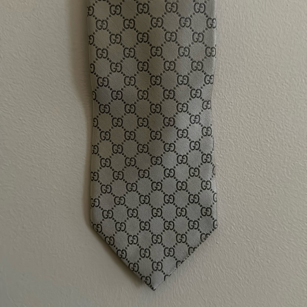 Used an authentic silver Gucci monogram tie